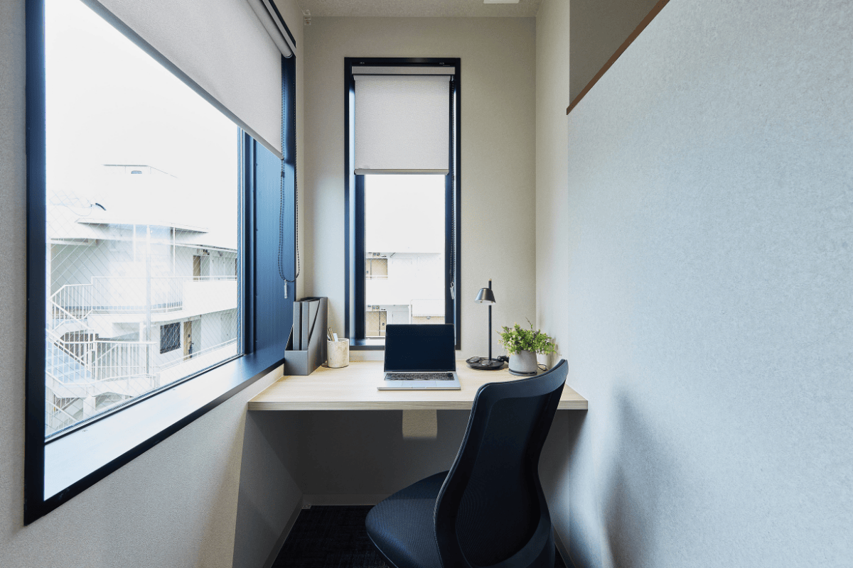 専有部_半個室。24時間利用可能で、鍵付きのお部屋でプライバシー確保できます。