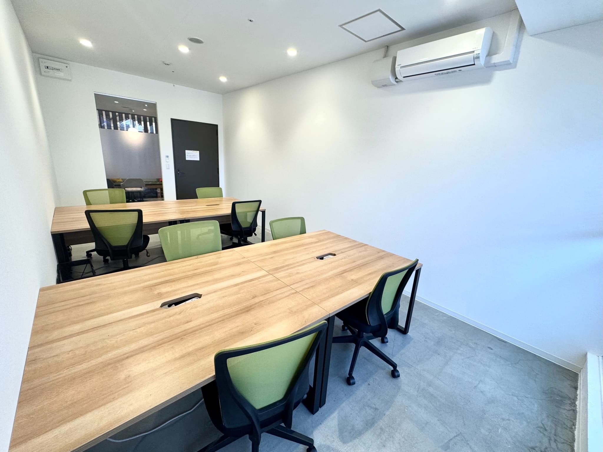 プライベートオフィス｜8名用の完全個室・家具付きオフィス。初期費用を抑えつつ、専有部を手軽に持つことができます。