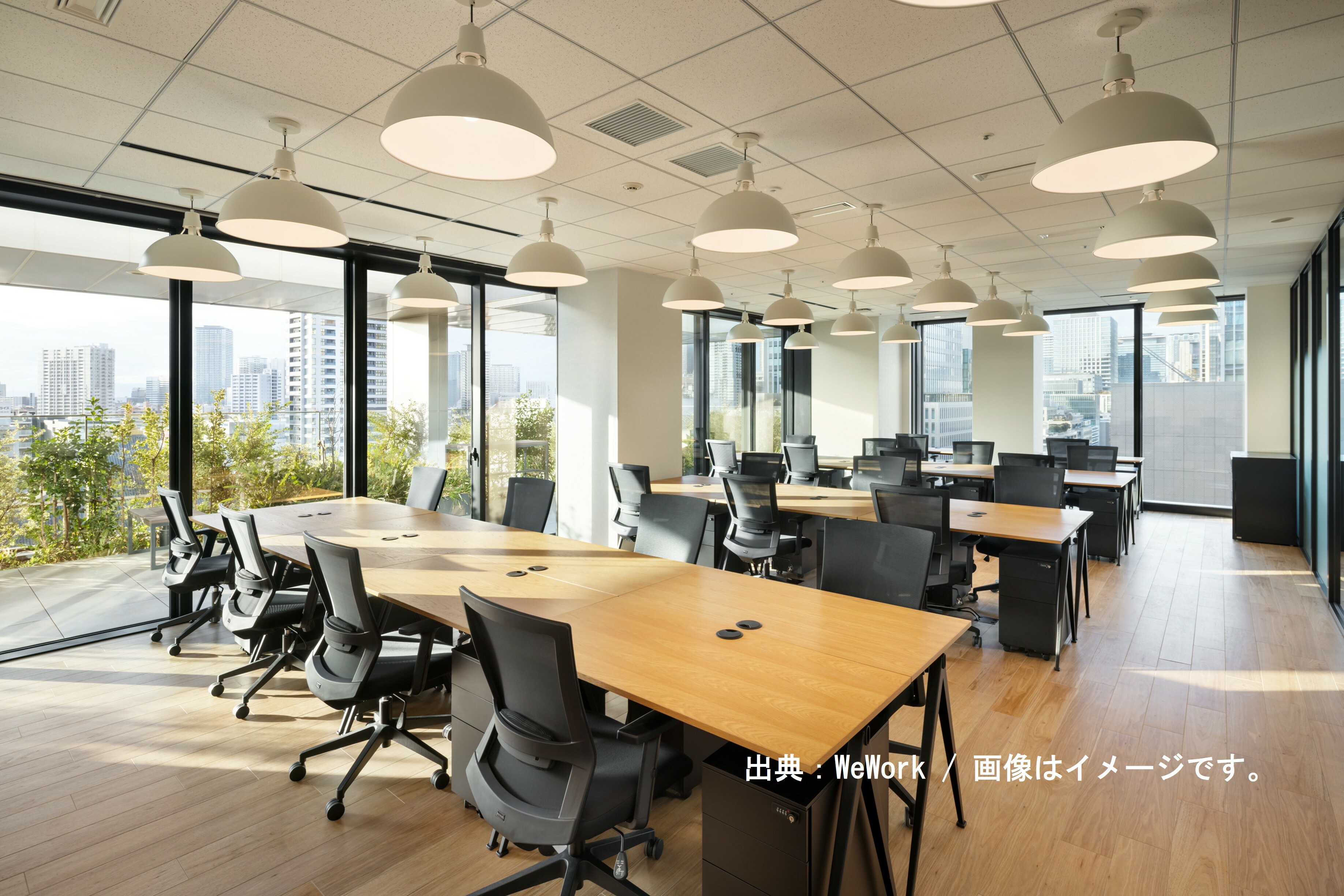 専有部_専用デスク。自身の決まった席で作業ができます。© WeWork