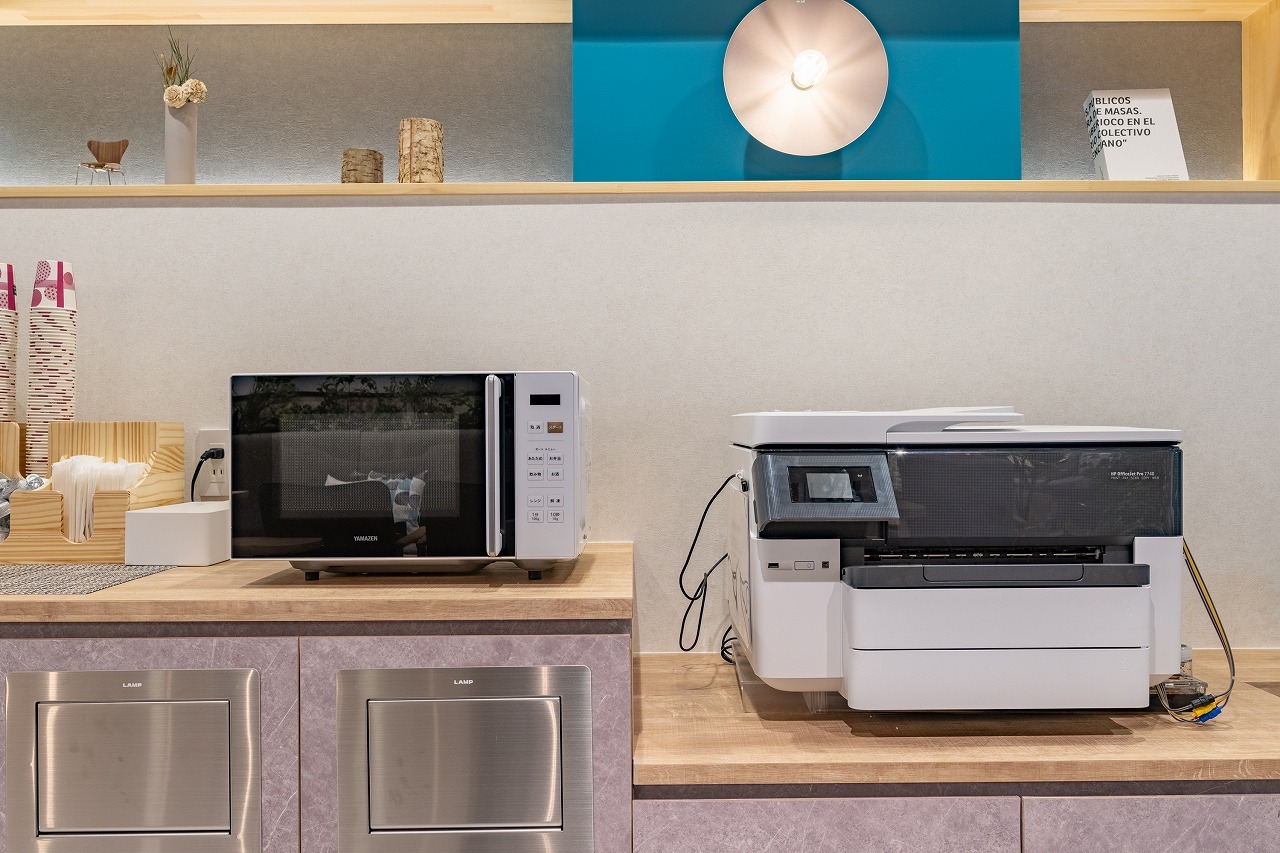 その他_電子レンジ、無料プリンター©bizcomfort