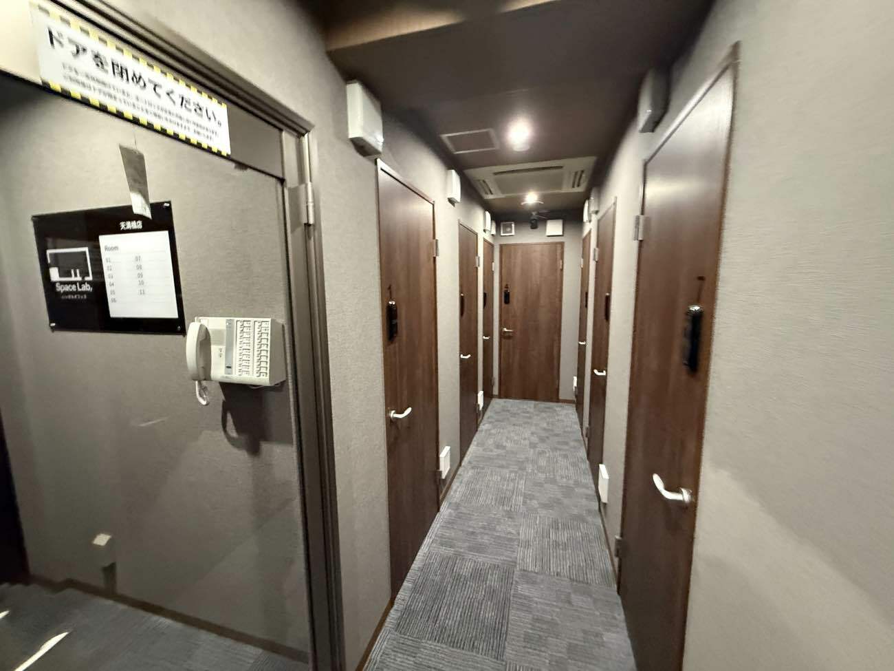 共有部_廊下。個室オフィスは施錠可能となっています。