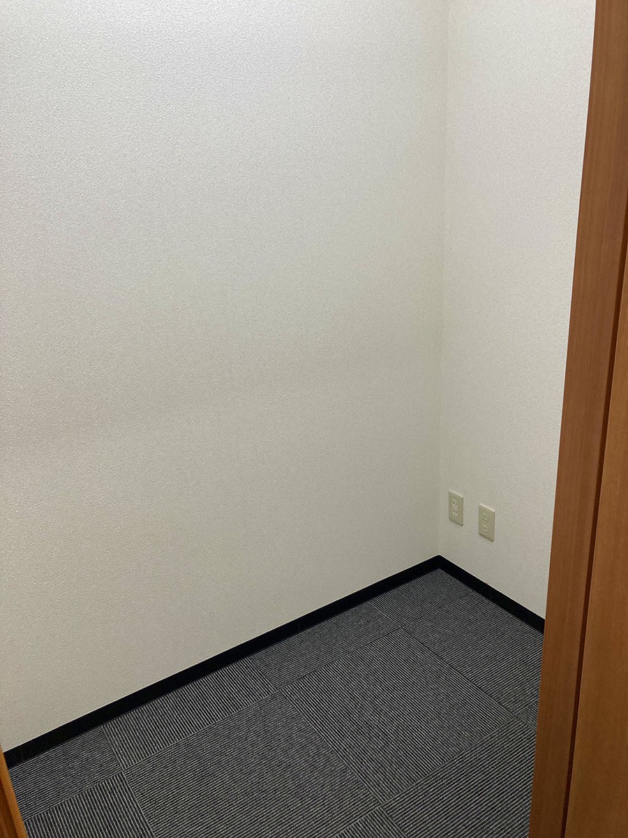 個室(1名用)の一例です。各個室にコンセントと有線LANがついています。