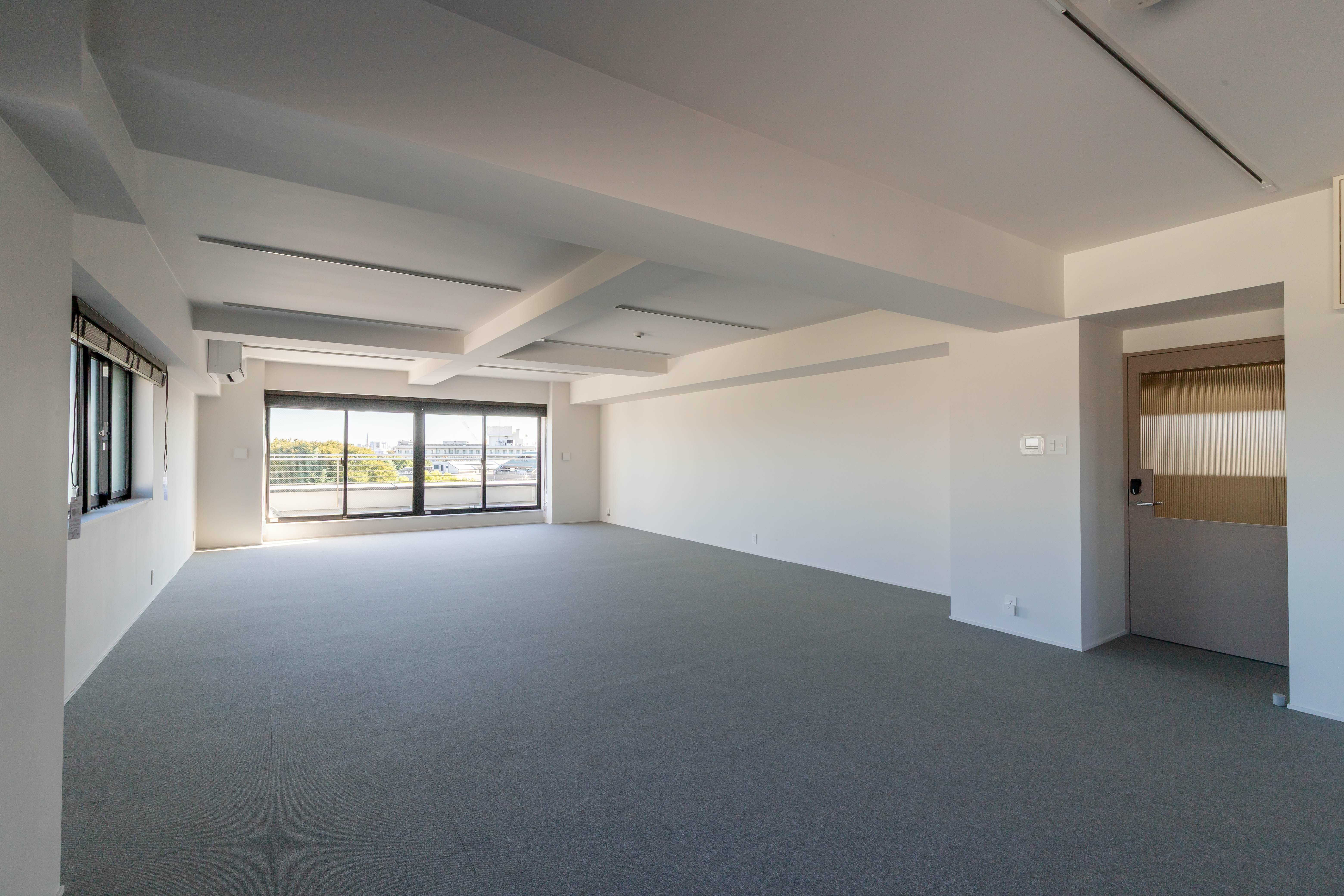 専有部_個室。窓ありで採光を確保でき、明るく開放的な空間です。