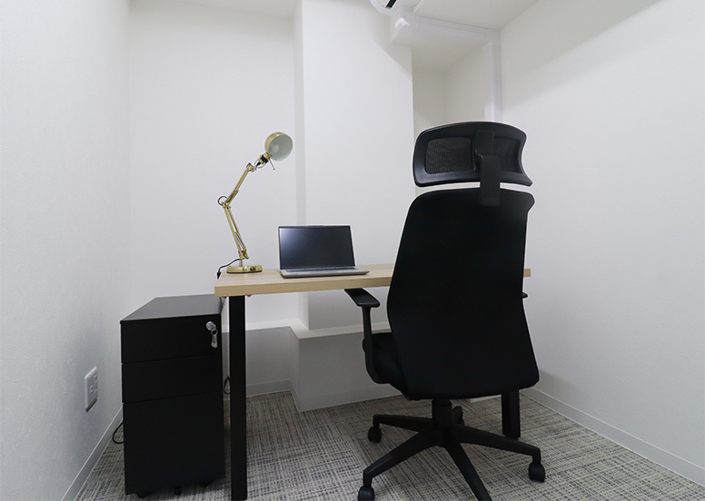 専有部_個室。家具、インターネット環境完備です。