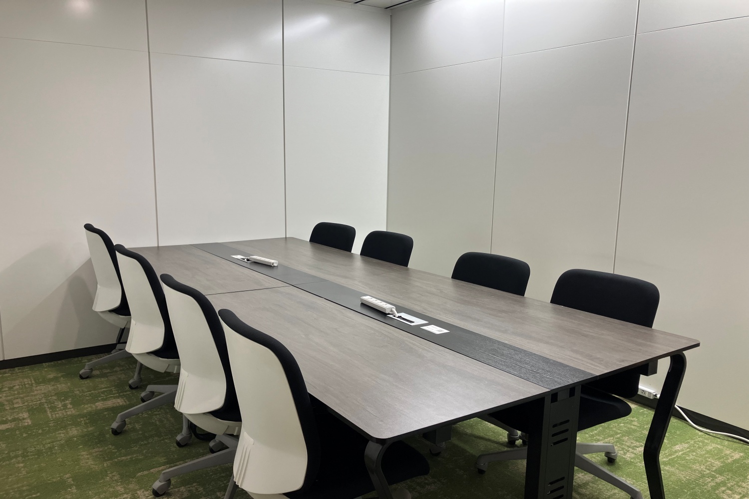 会議室_8名用の会議室。
