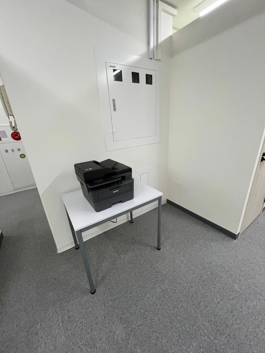 その他_複合機。1日20枚(白黒)まで無料で利用できます。