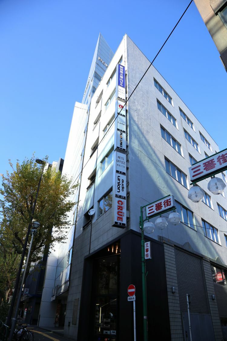 外観_新宿三丁目駅から徒歩3分に位置しています。