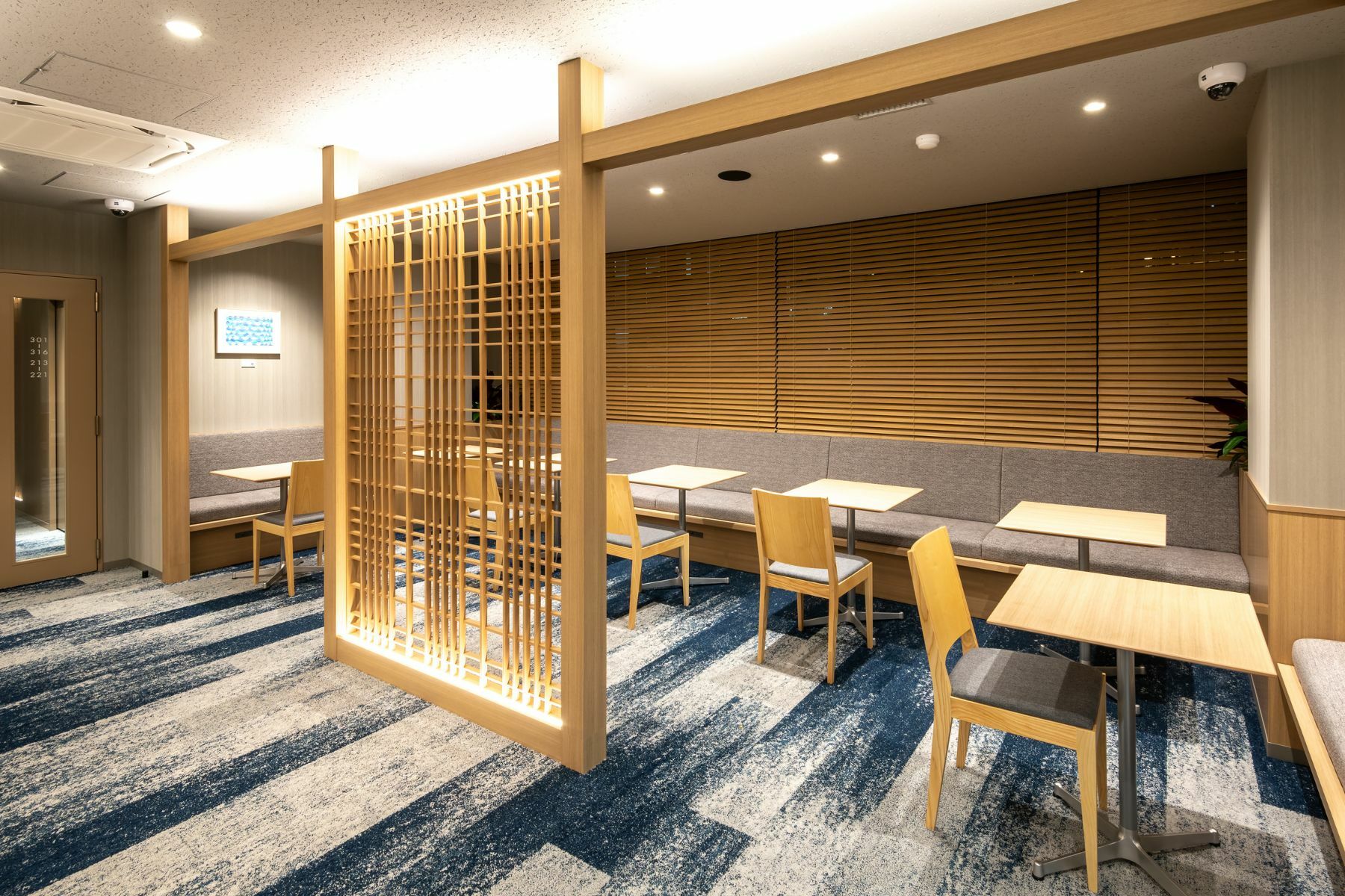 ラウンジ(共用部)。落ち着いた雰囲気の作業スペース。