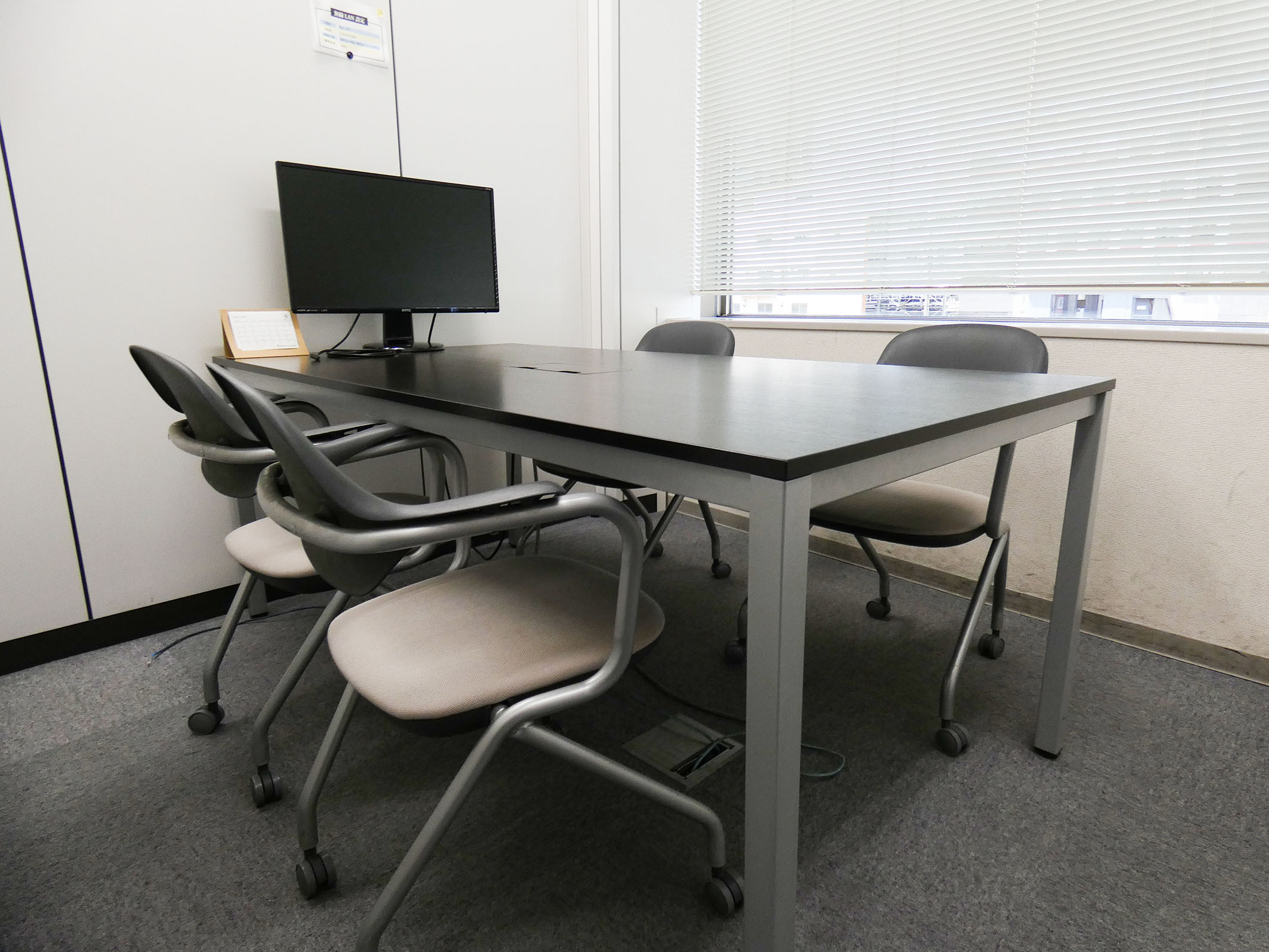 会議室_オフィス内に2部屋ある会議室です。