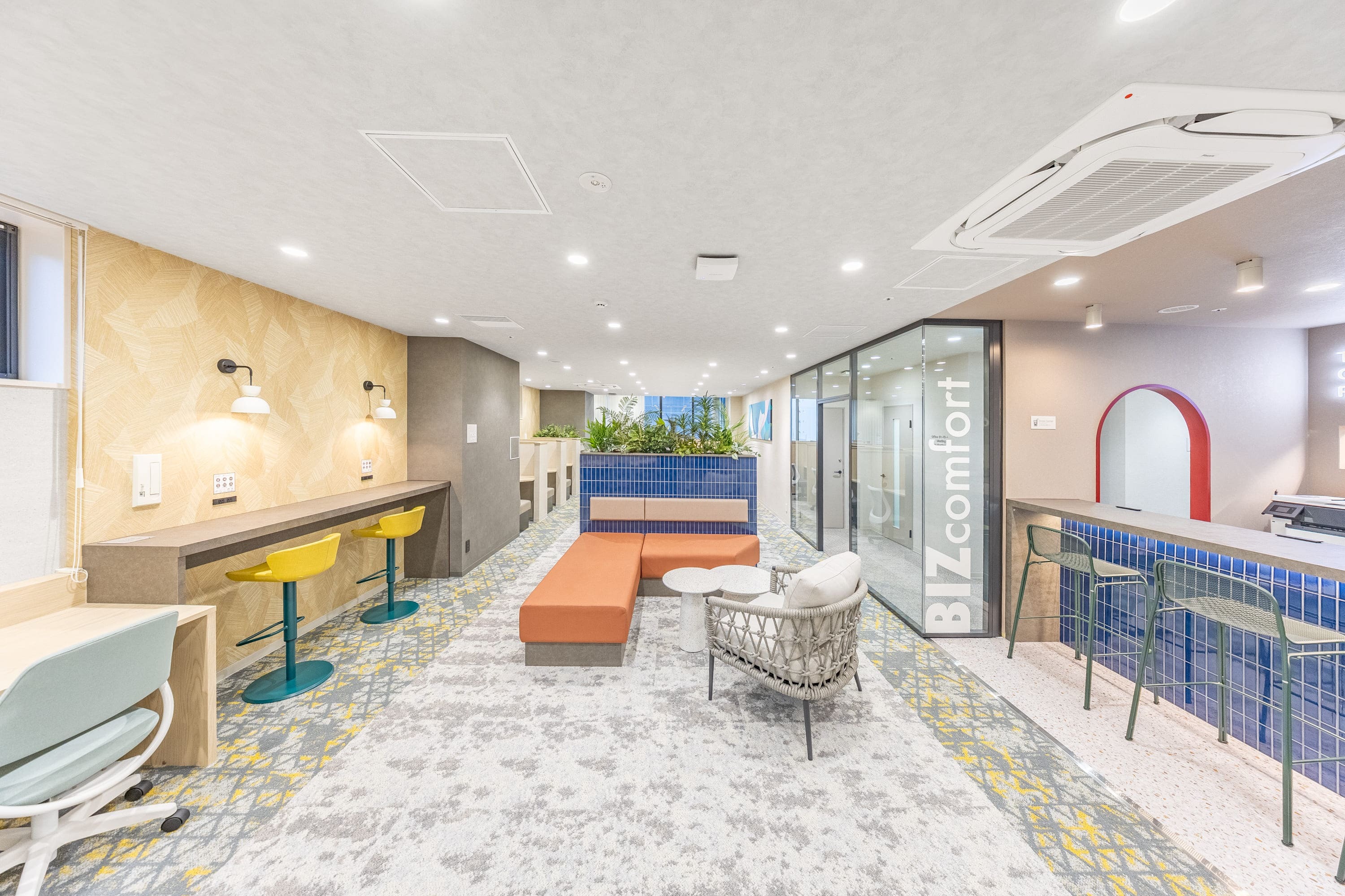 共有部_コワーキングブース。食事・通話・WEB会議OKの作業スペースです。