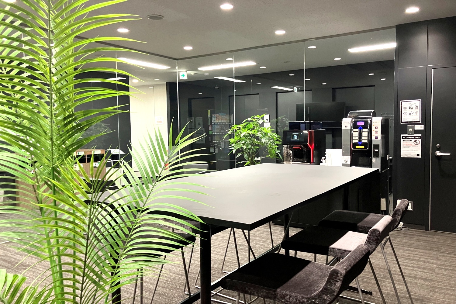 共有部_6階ラウンジ。コーヒーマシンをご用意しています。