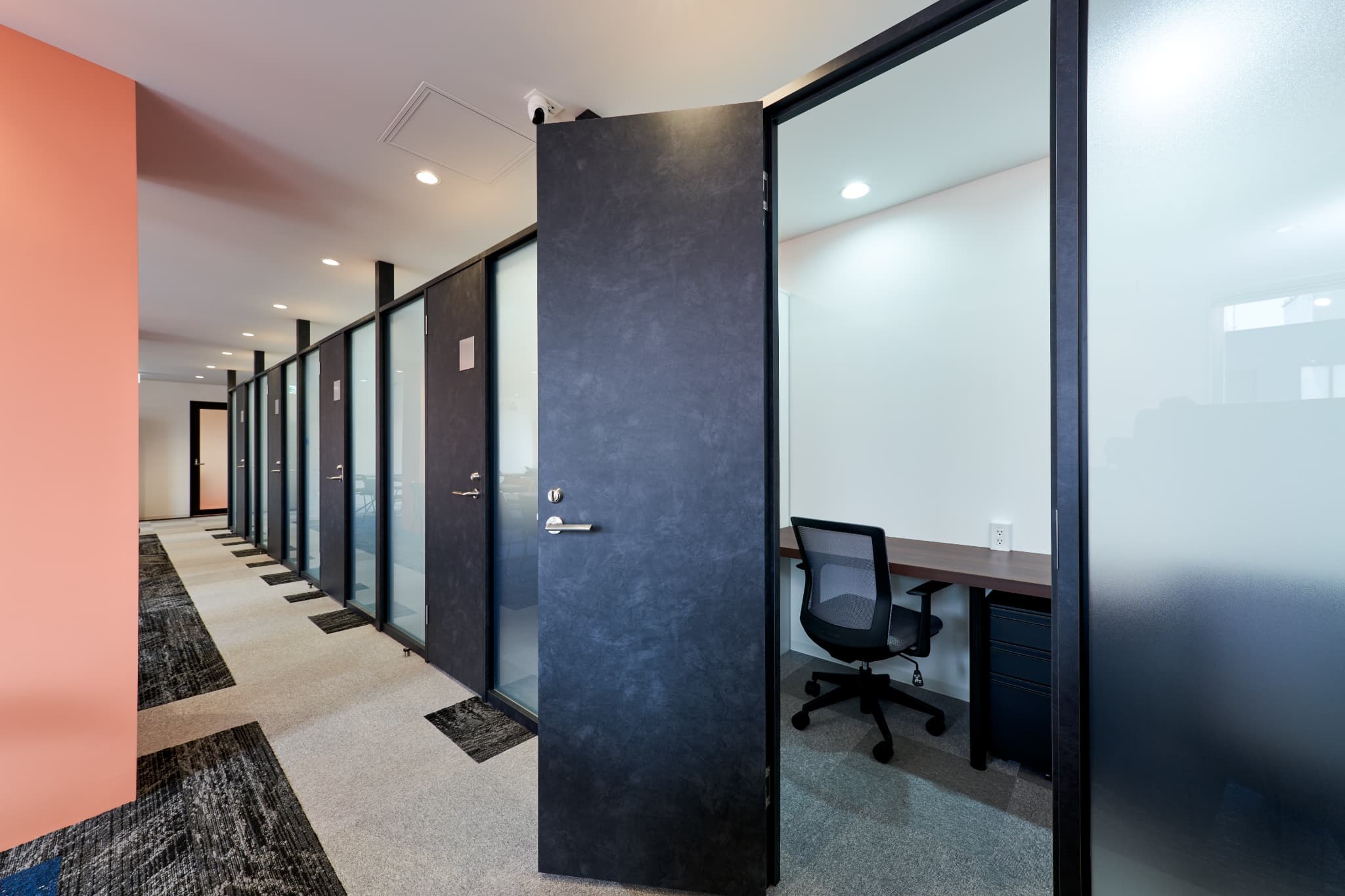 セミプライベートオフィス｜1名〜4名用の半個室・家具付き・24h利用可能。1名〜4名程度の少人数チームでも、手軽に専有部を持つことができます。