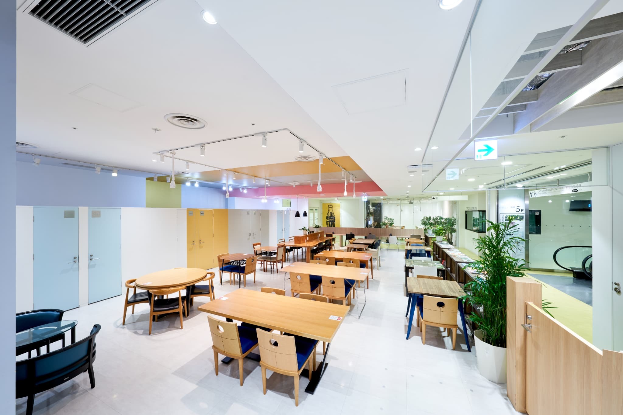 コワーキングスペース｜商業施設ならではの活気と、開放感ある空間。1名用のデスクや4人以上でも使える広々としたテーブルなど、人数や用途に合わせて活用できます。24h利用可能です。