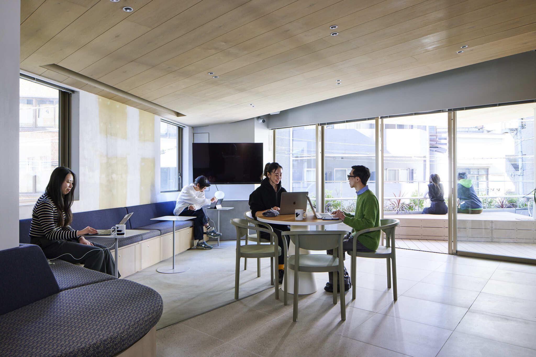 2Fラウンジテラス側