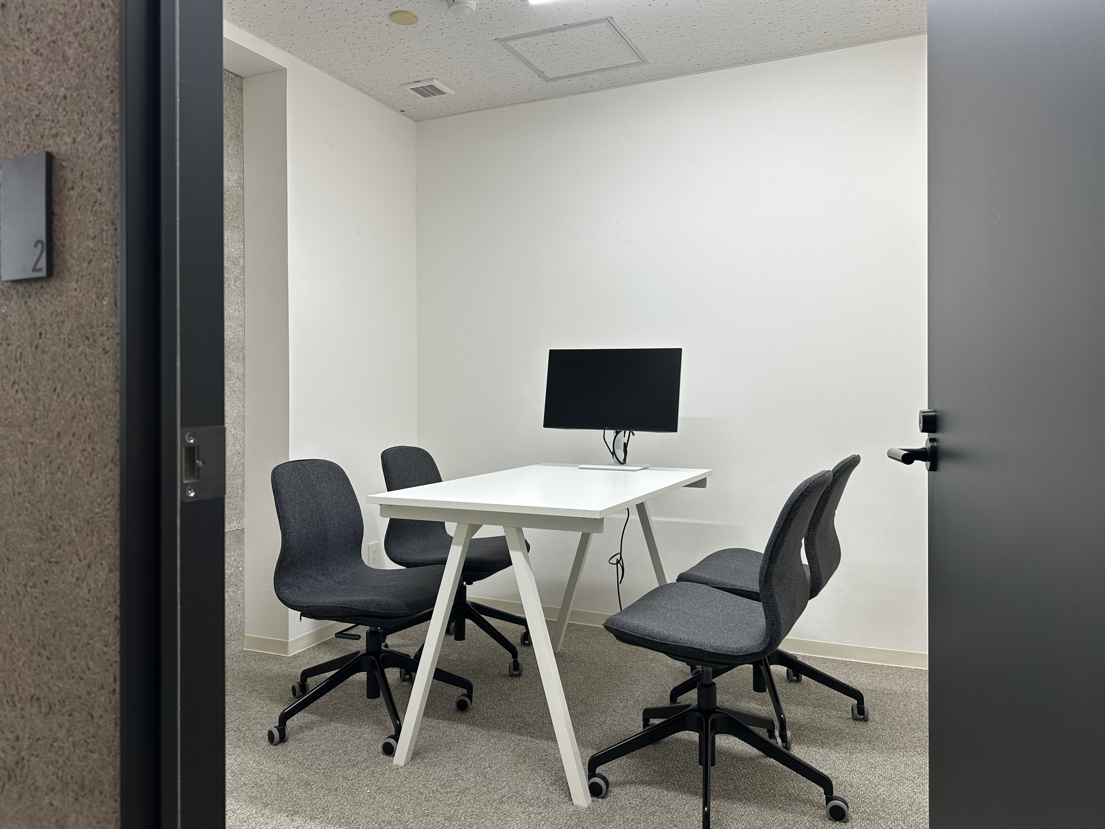 その他_個室の貸し会議室も有料でご利用いただけます。