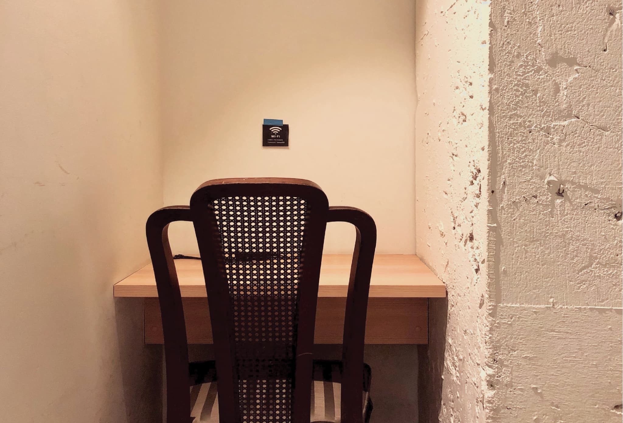 フォンブース｜無料・予約制で利用可能。完全個室の防音仕様なので、WEB会議や電話の際に最適です。