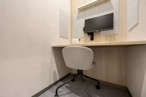 共有部_WEB会議ルーム。WEB会議や面接の際に便利です。※画像はイメージです。©bizcomfort