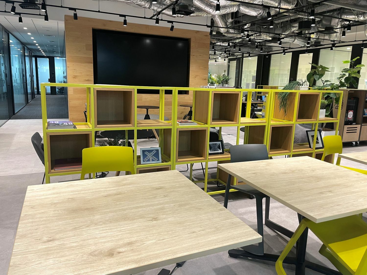 共有部_コワーキングスペース。自由な席で作業ができます。