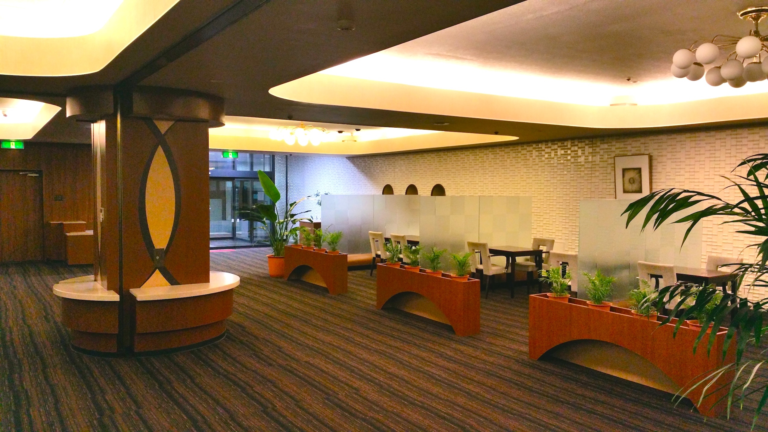 ロビー_パーテーション付きのミーティングスペースがご用意されています