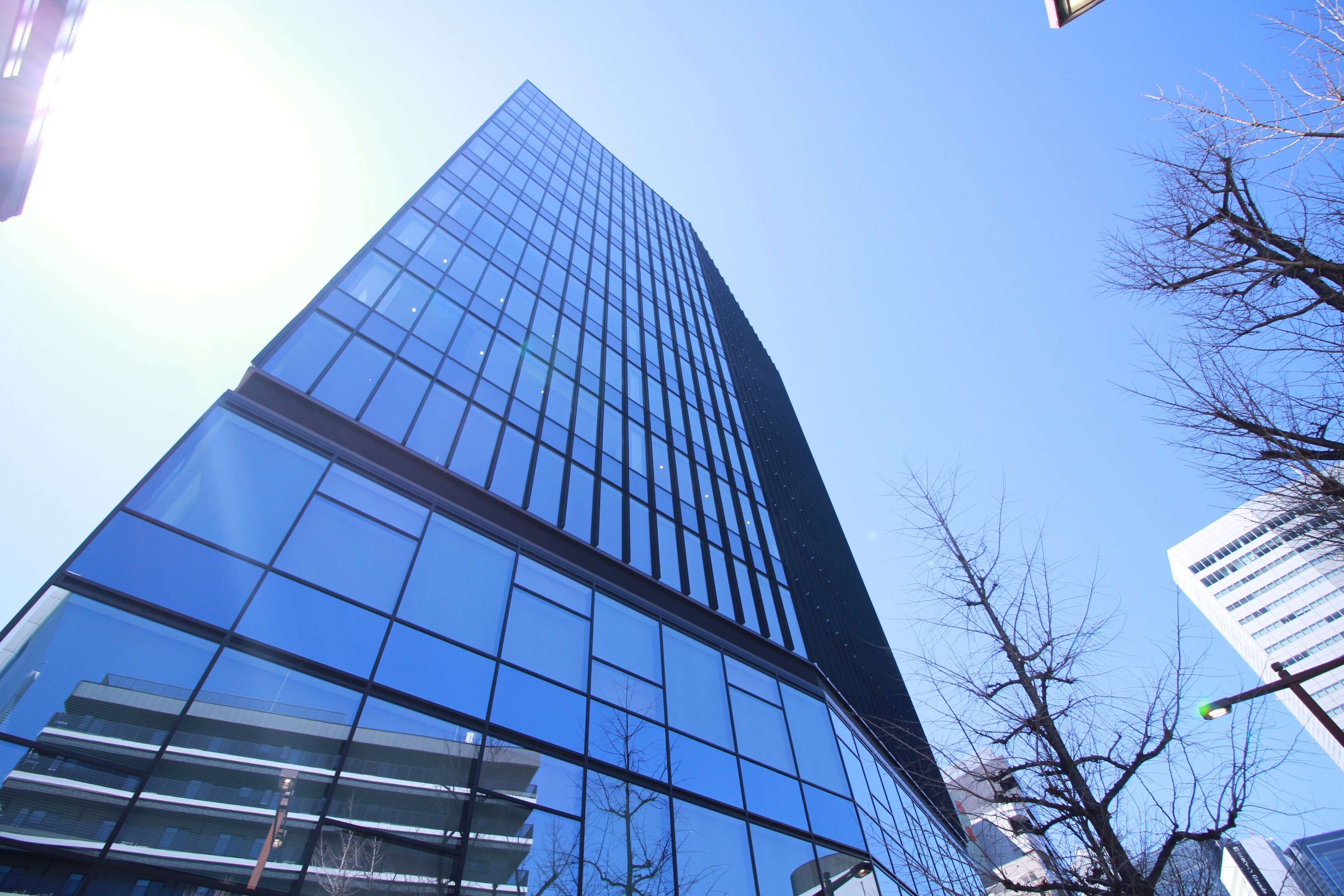 外観_ガラス張りのシンボリックな建物です。