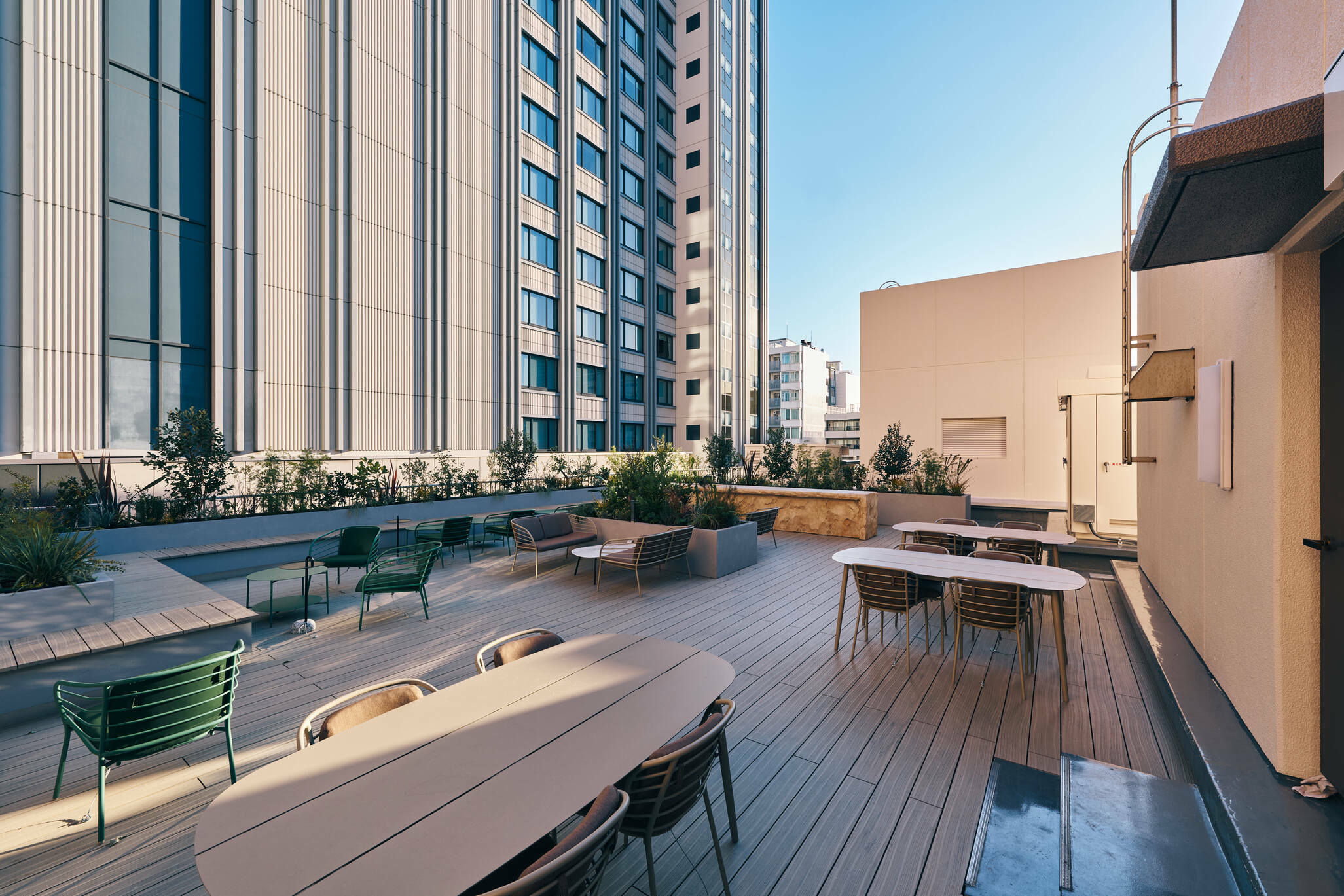 共有部_テラス。開放的なテラスでリフレッシュもできます。