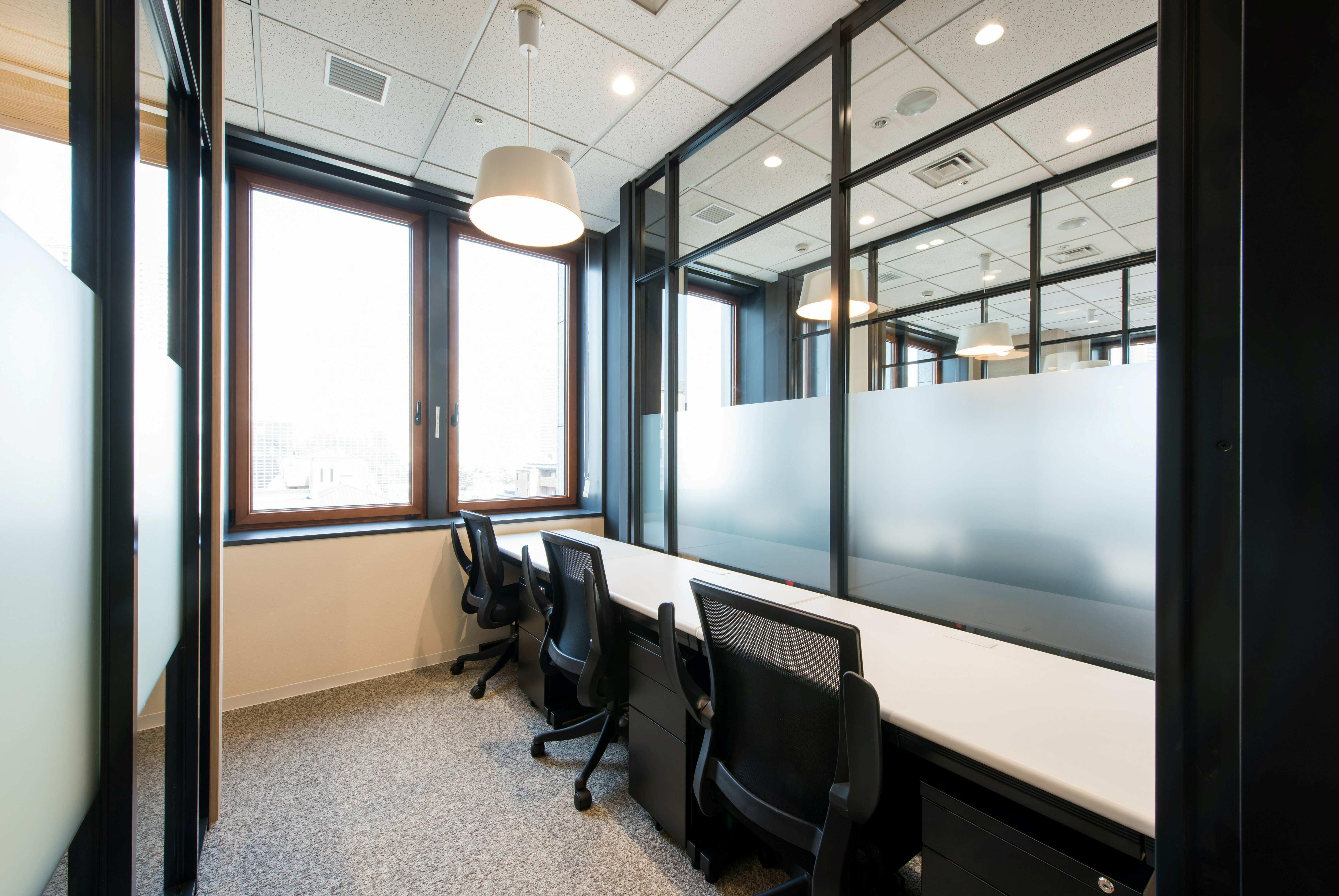 個室_隣接した5～6名セット個室　デスクトップモニターも付いて初期費用削減可能！