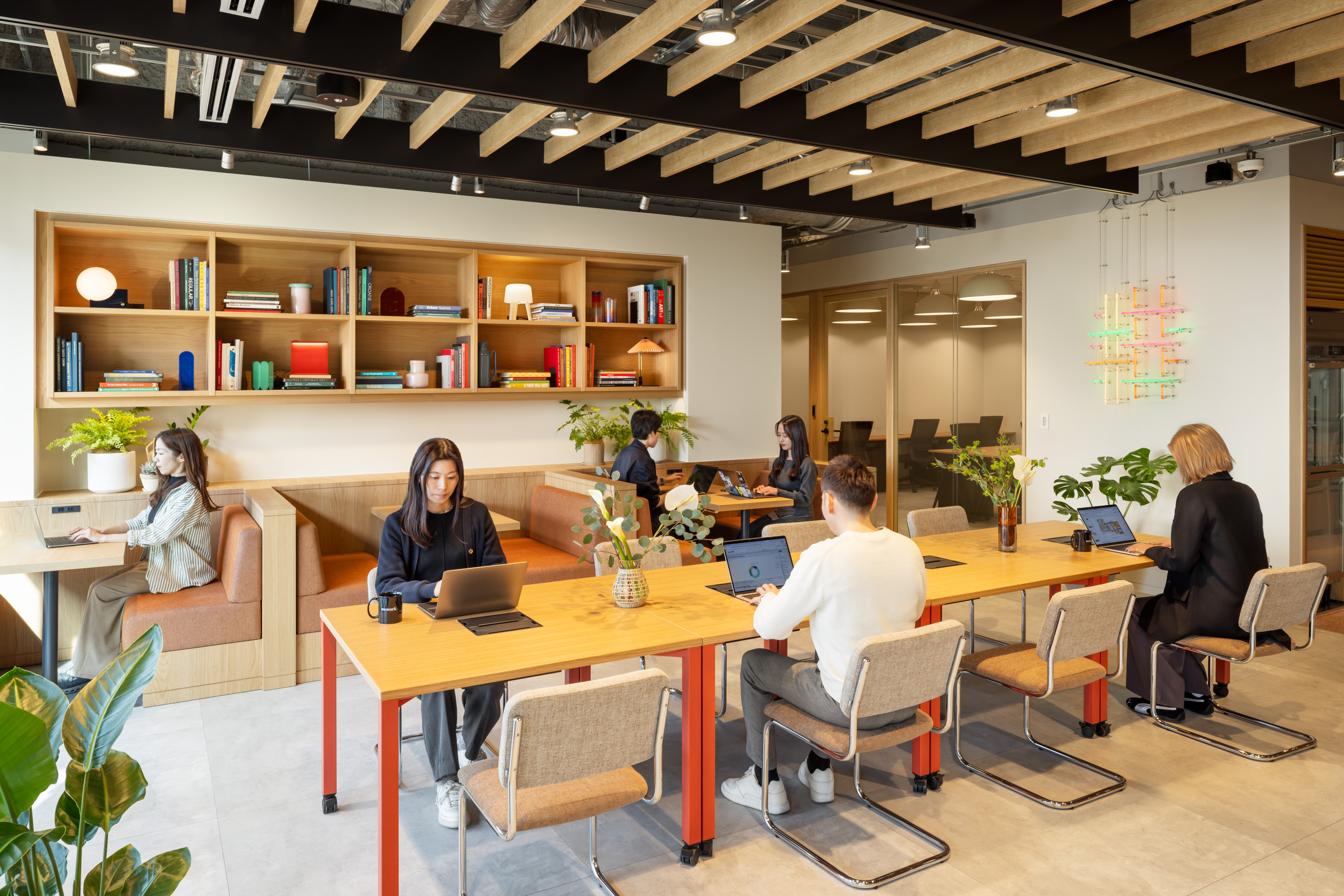 共有部_ラウンジ。個人での作業に対応したフレキシブルなスペースです。© WeWork