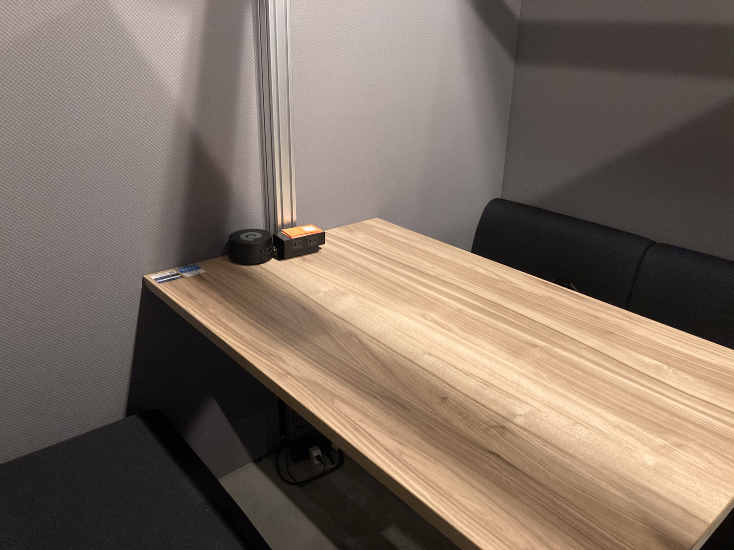 共有部_会議室。少人数の打ち合わせに最適な、落ち着いた雰囲気の会議室です。