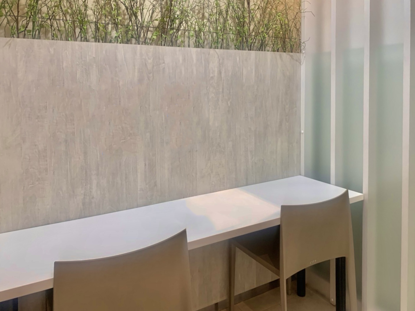 フォンブース｜無料・予約制で利用可能。WEB会議や電話の際に最適です。