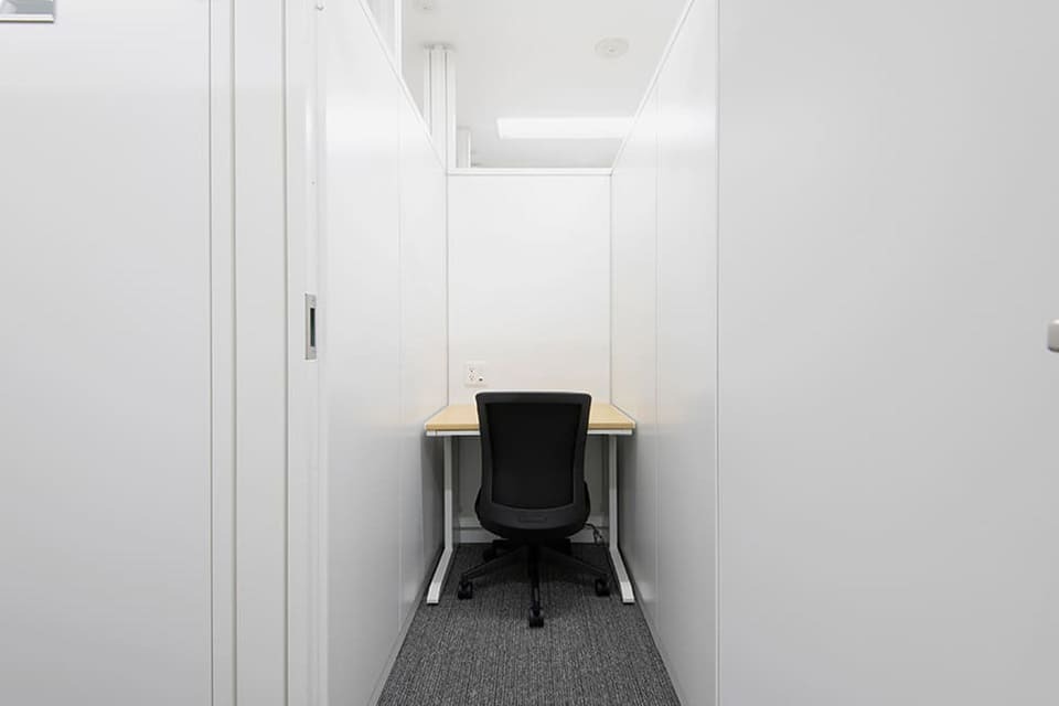 専有部_個室。パーテーションで区切られた1名用のお部屋です。