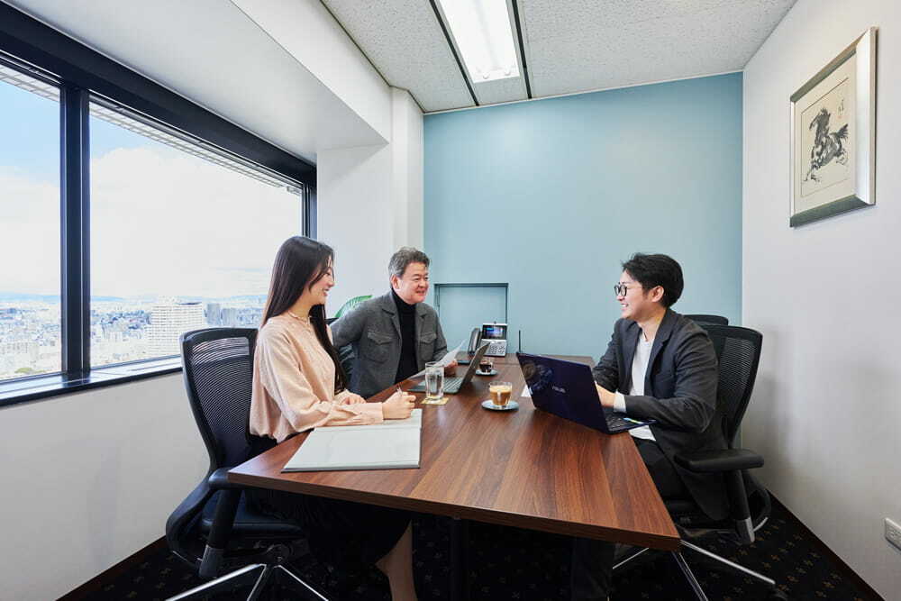 共有部_会議室。来客対応や打ち合わせ、大切な商談におすすめです(有料)。