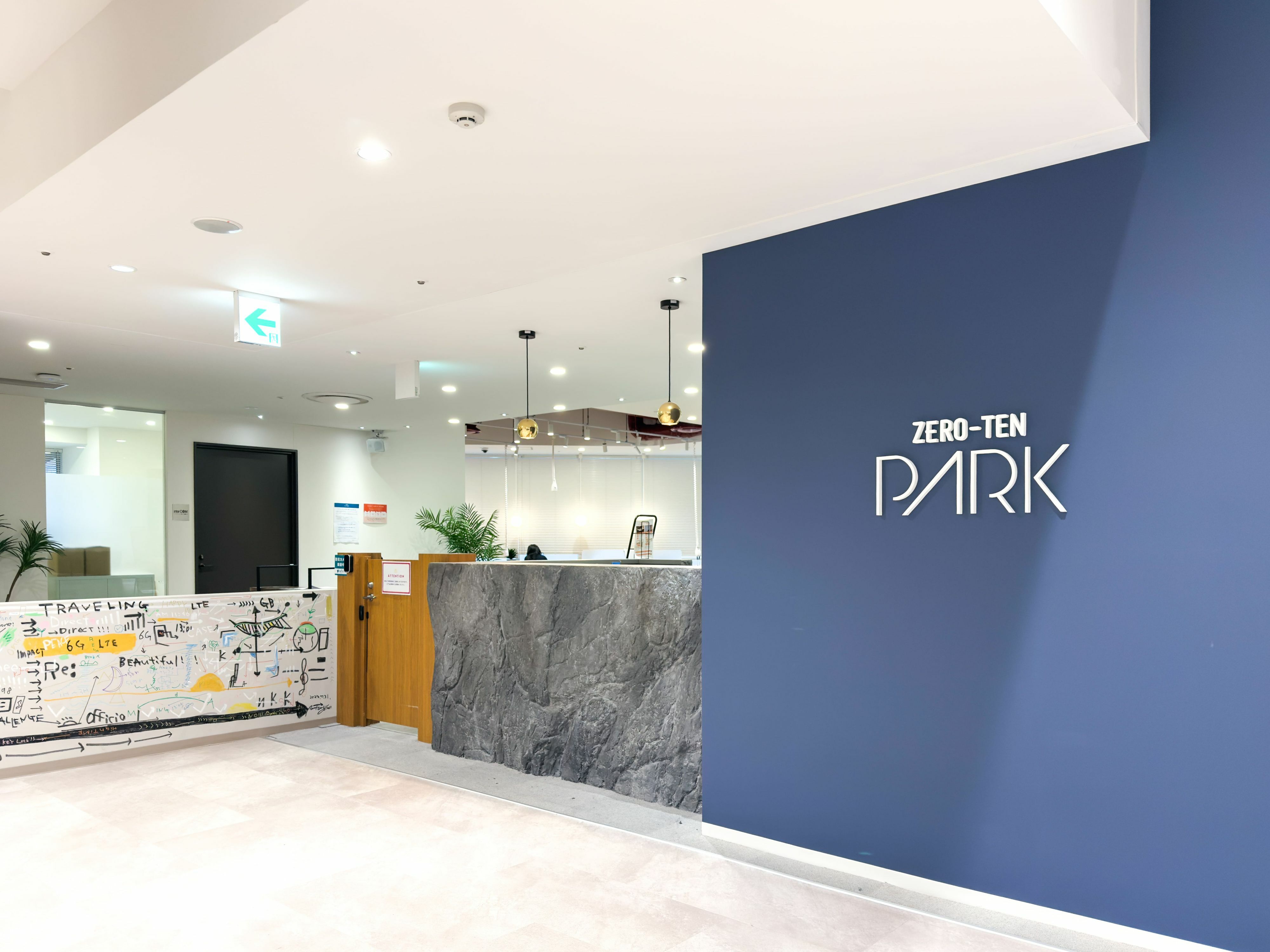 外観_受付。平日9:00~20:00、土日祝日10:00~18:00は受付スタッフによるゲスト対応・郵便物受取等のサービスが受けられます。※画像はイメージです。