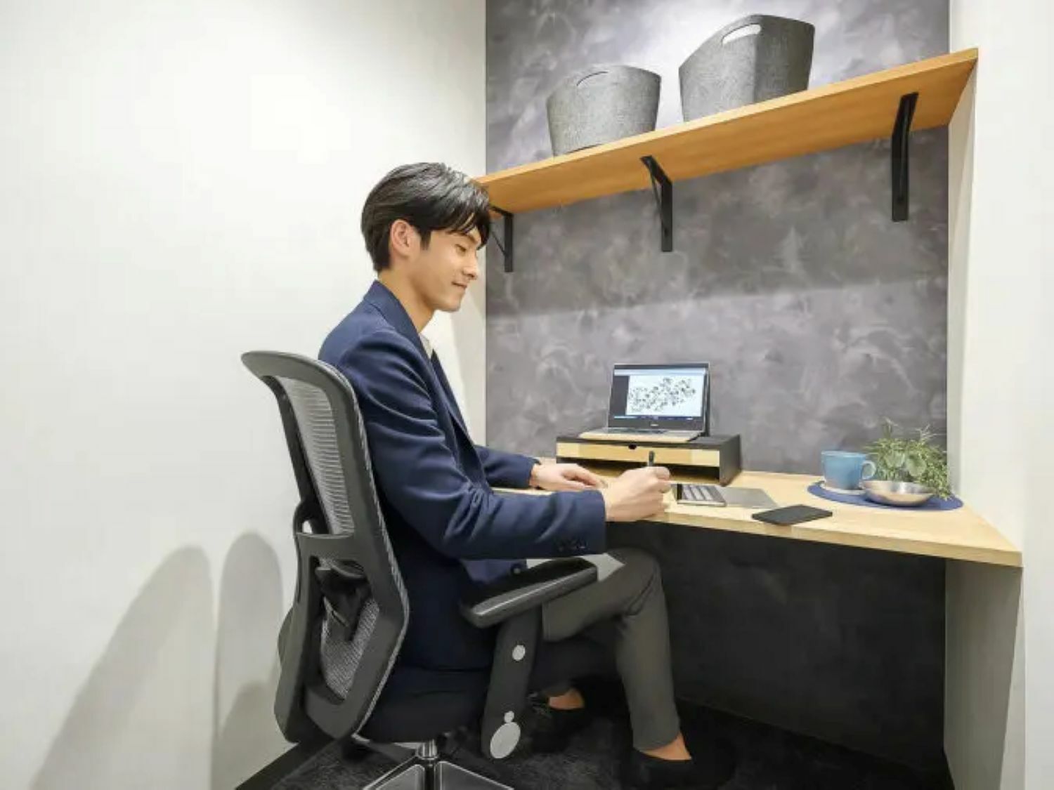 専有部_個室。家具付き、Wi-Fi完備ですぐに作業を開始できます。※画像はイメージです。©bizcomfort