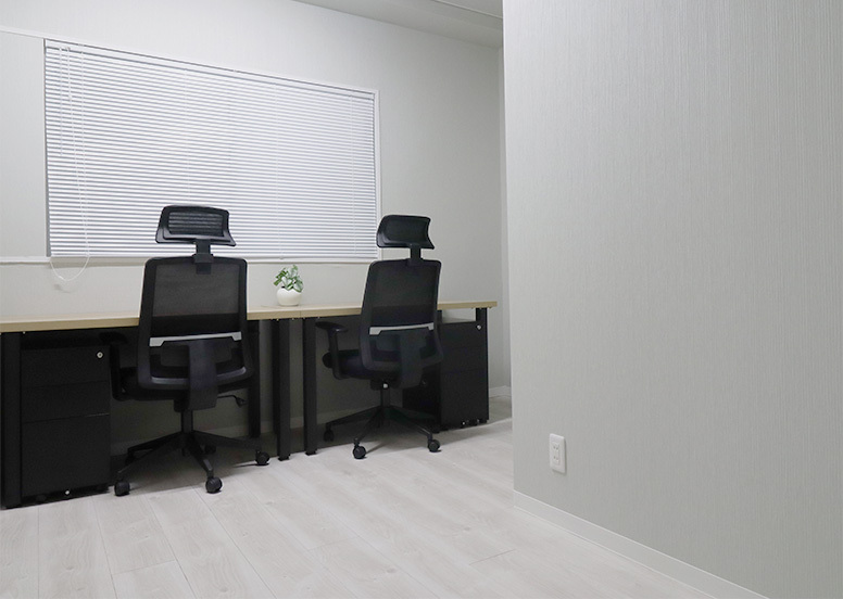 専有部_個室。家具、インターネット環境完備です。