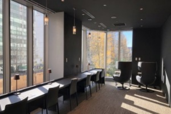 共用部_ラウンジ。気分転換の際や一人で集中したい時など自由にご利用いただくことが可能です。