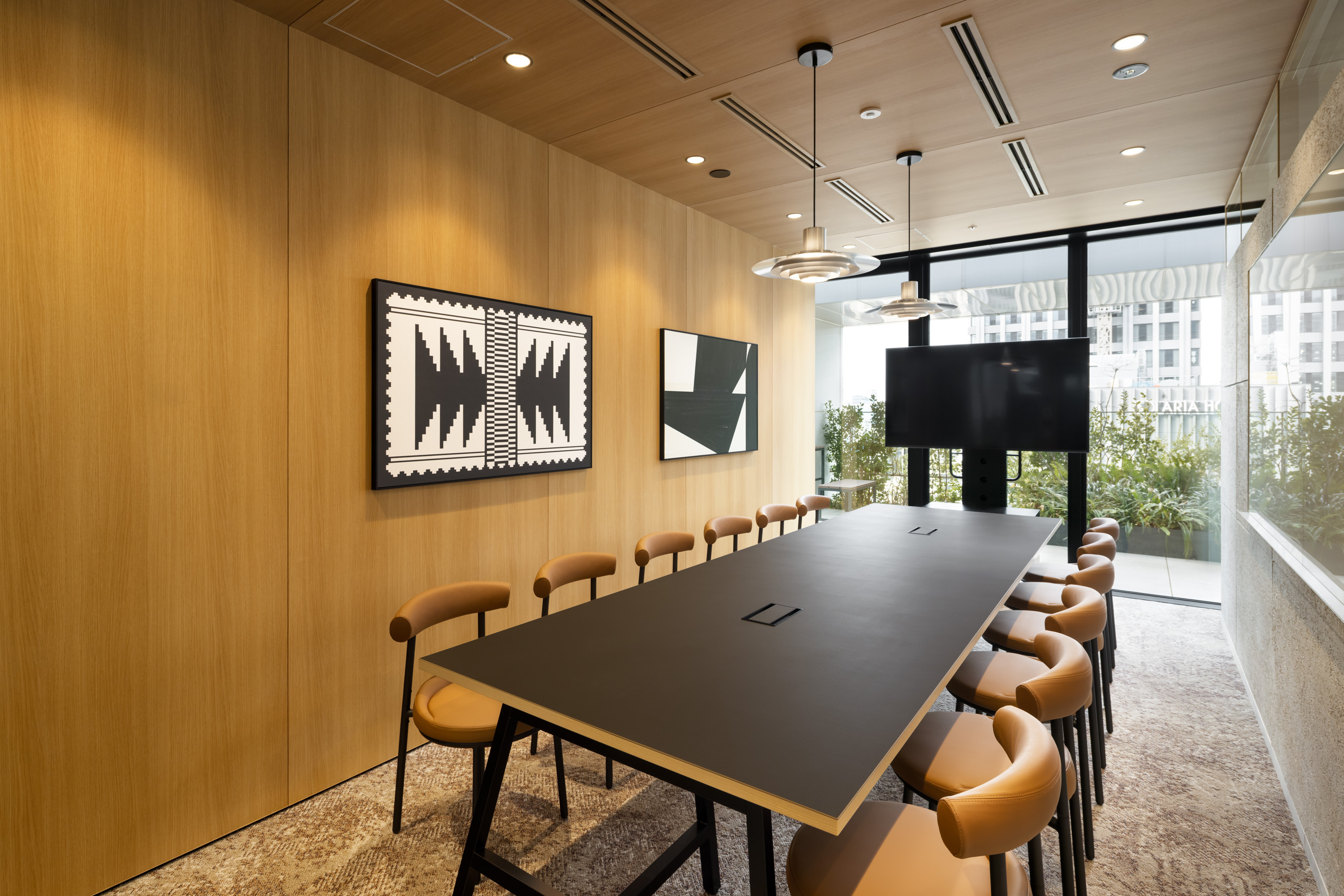 共有部_会議室。社内会議・打ち合わせはもちろん、外部からお客様を招いての商談の際にも利用できます。© WeWork