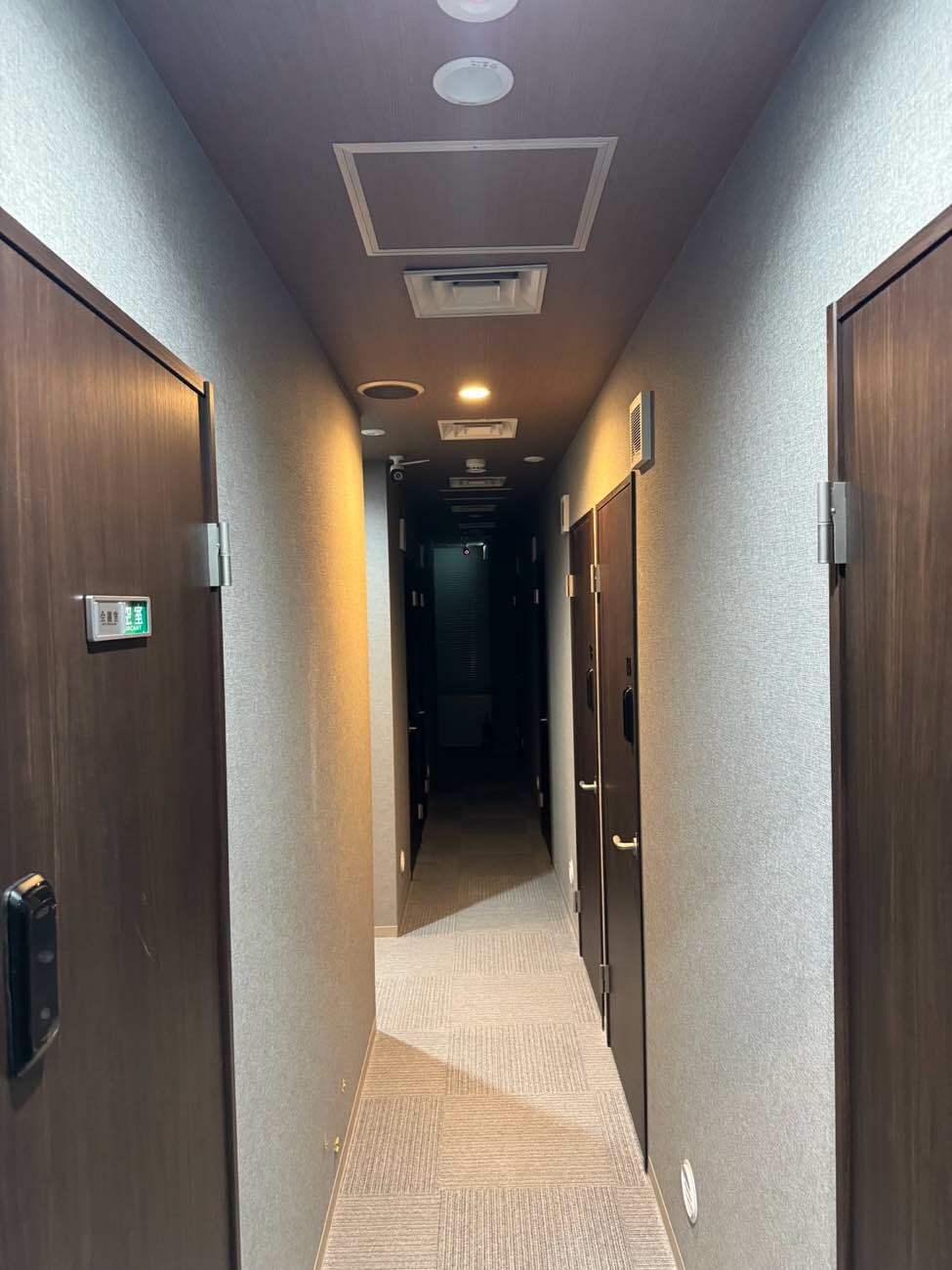 共有部_廊下。個室オフィスは施錠可能となっています。