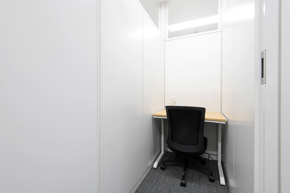 専有部_ブース個室。パーテーションで区切られた1名用の部屋です。