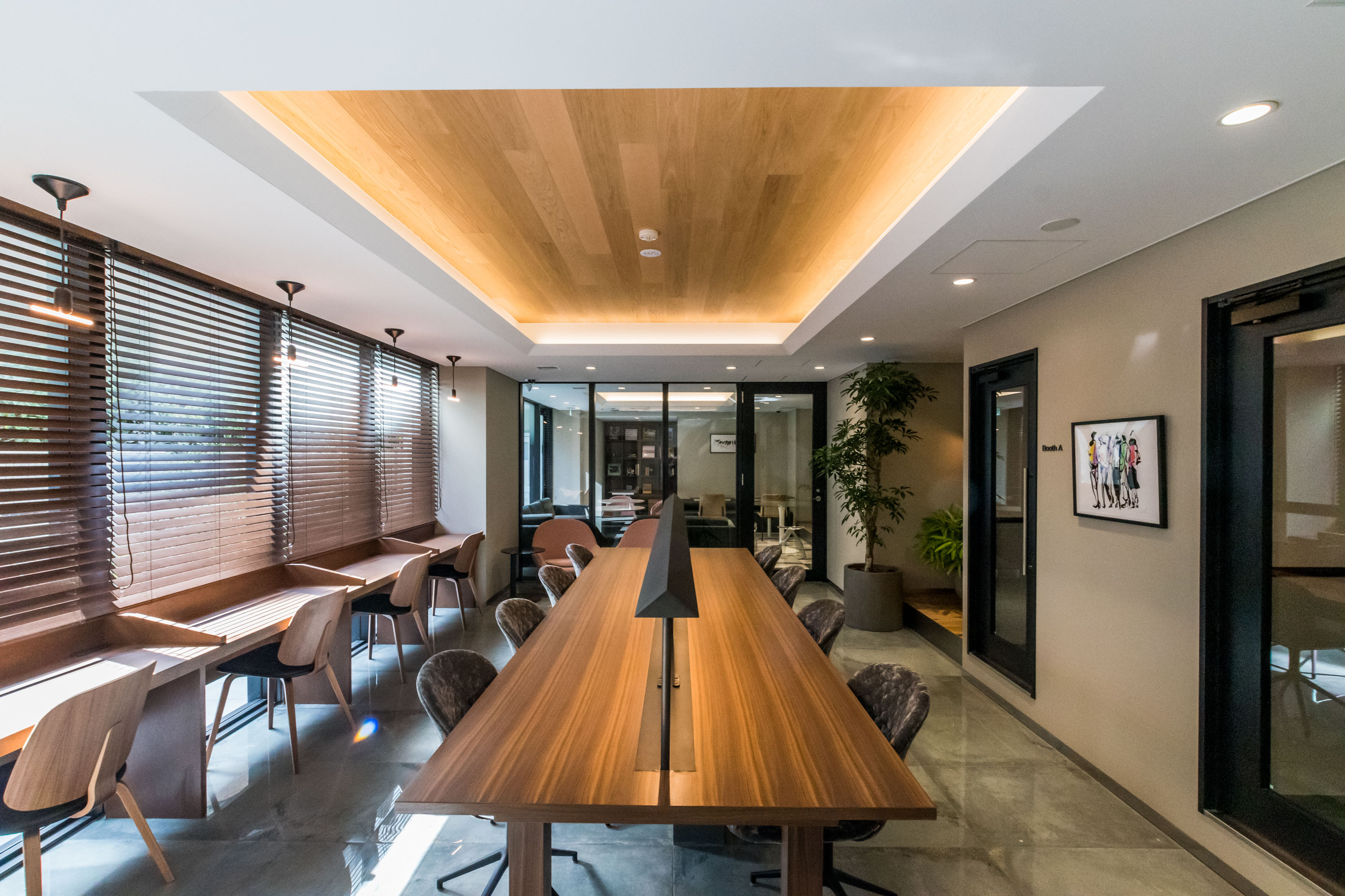 共用部_WORK LOUNGE。有料のオプションスペースです。会議室や完全個室ブースが設けられています。