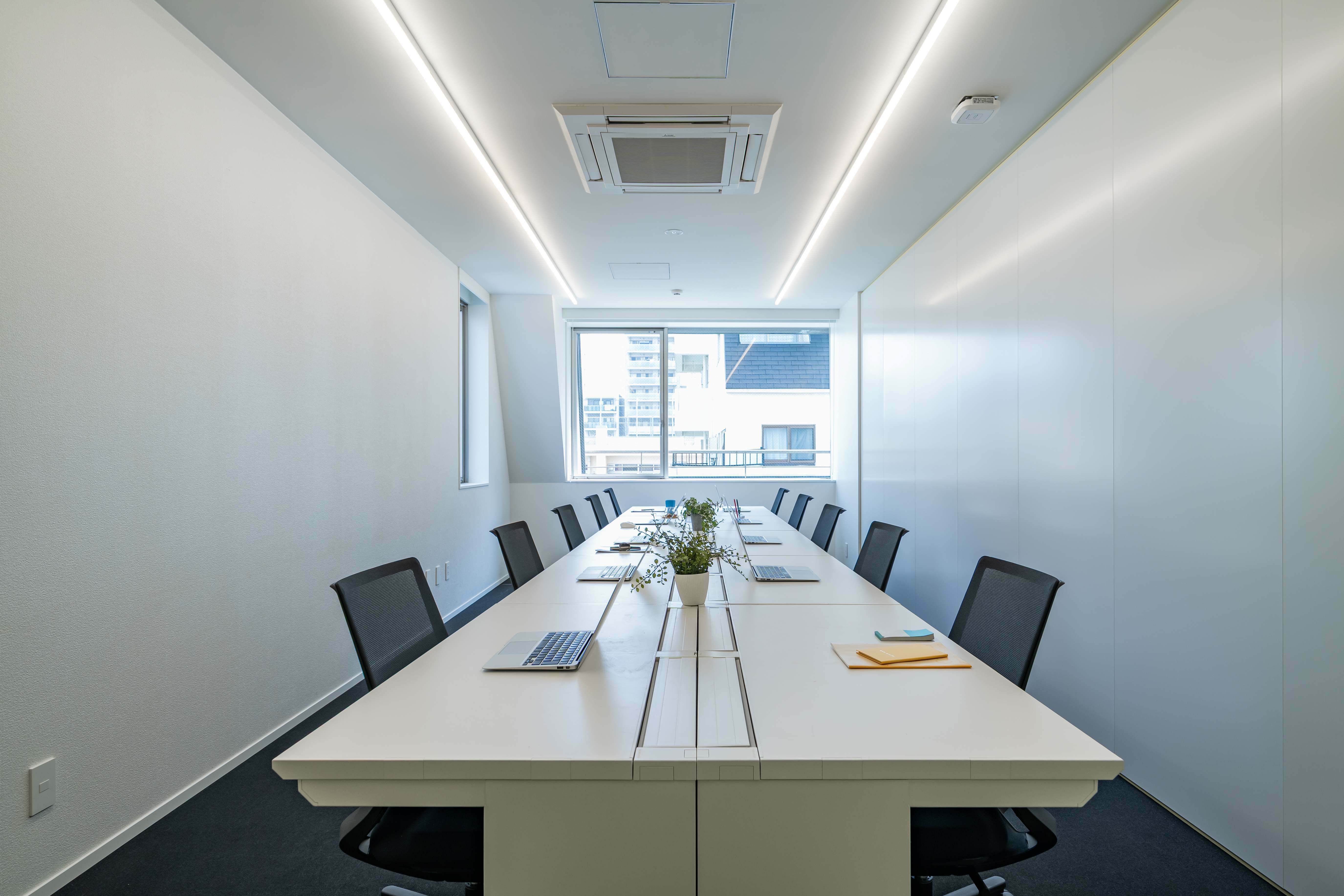 専有部_個室。家具、インターネット環境完備です。