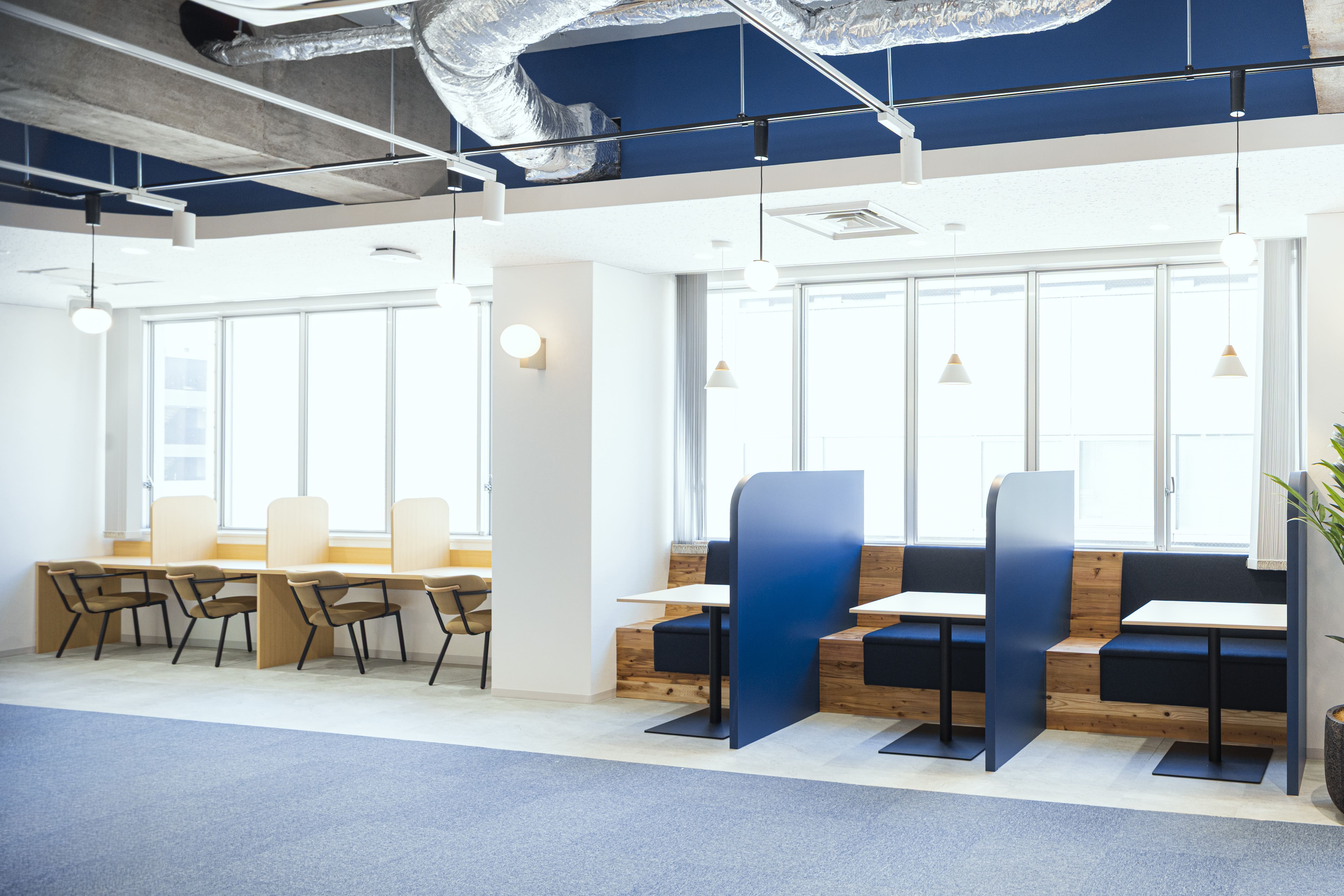 コワーキングスペース｜こもって集中できる1名用のデスク。隣の席との仕切りがあるので、周りを気にせず集中力が続きます。