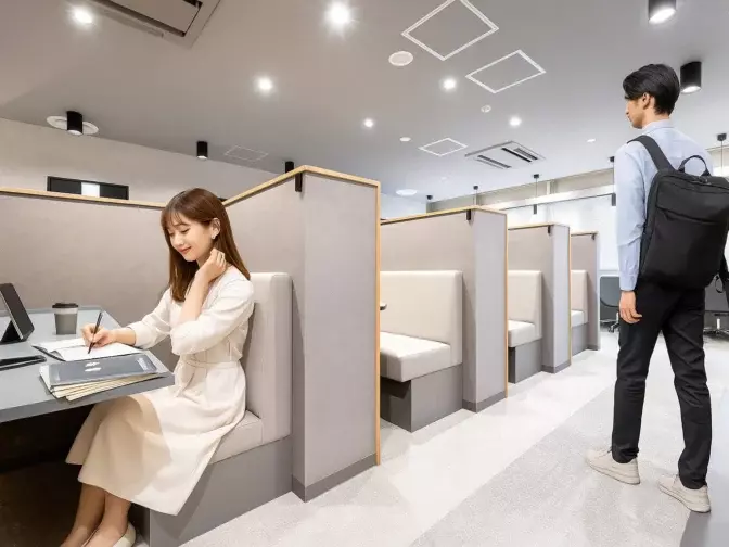 共有部_カフェブース。食事・通話・WEB会議OKの作業スペースです。※画像はイメージです。©bizcomfort