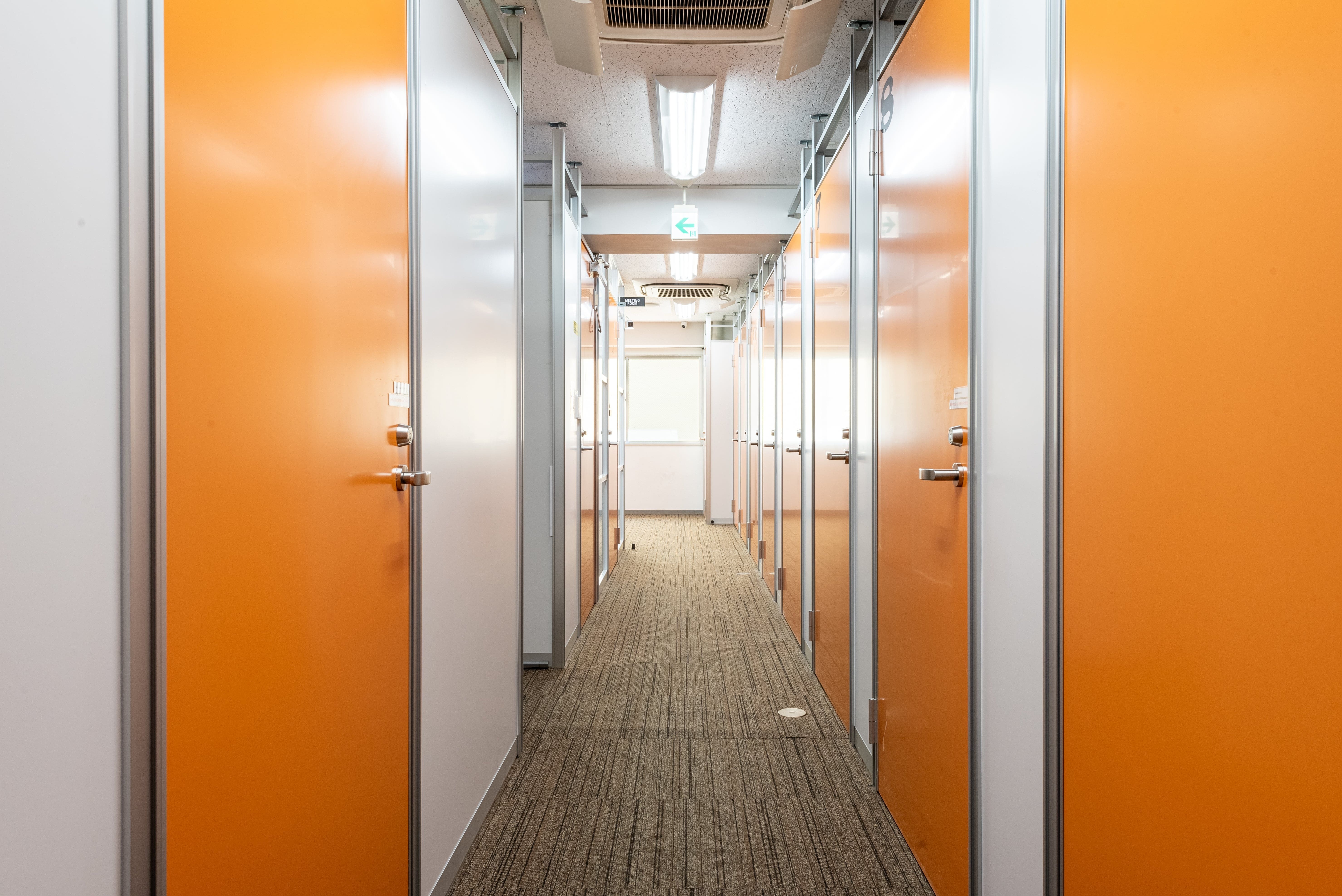 共用部_オレンジ色で明るい雰囲気のオフィスです。