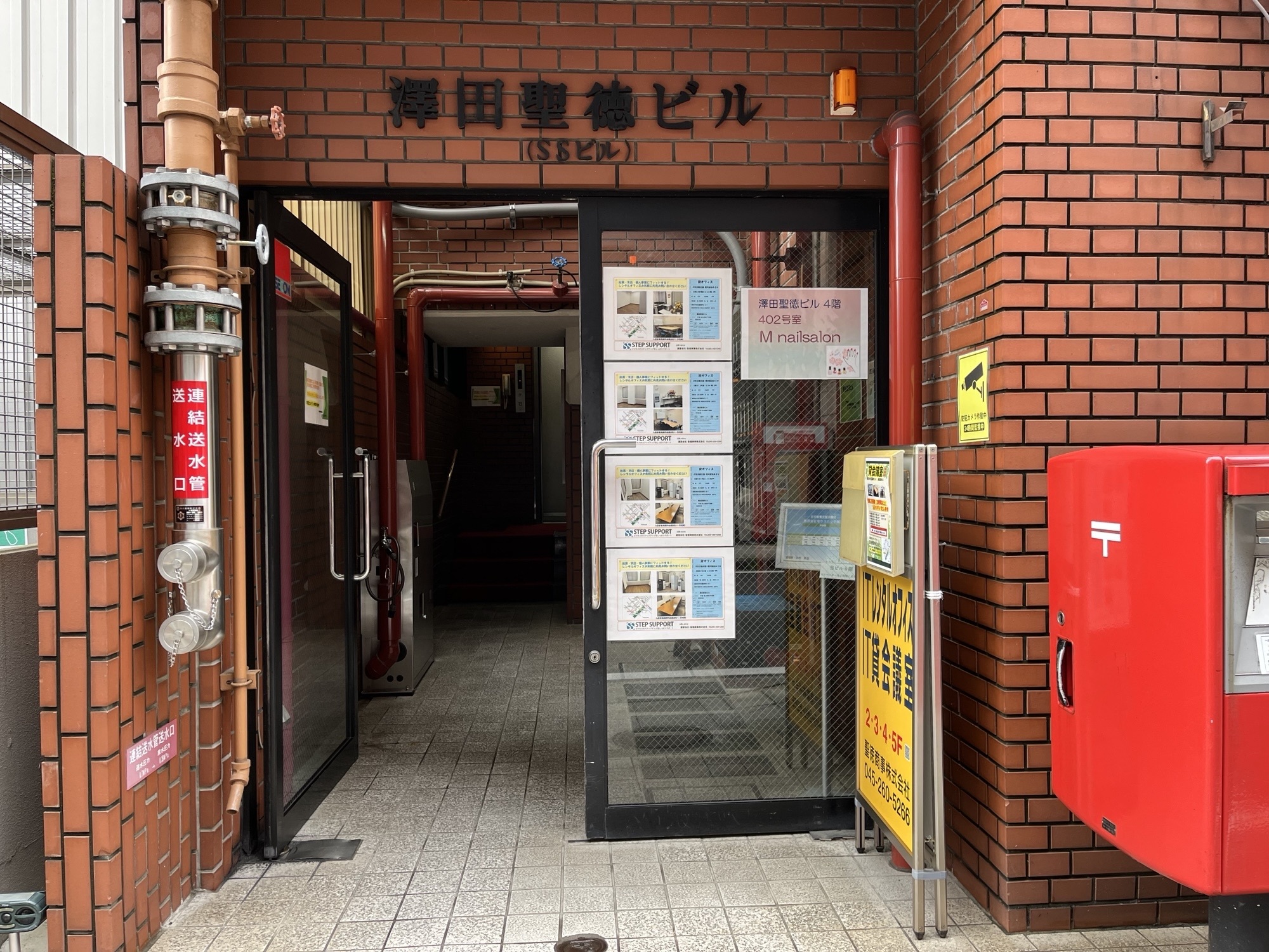 ビルの入口はこちらになります