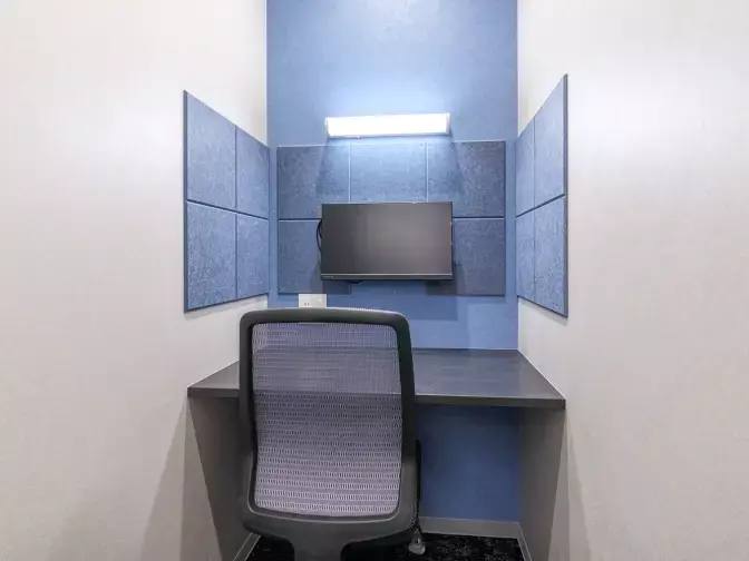 共有部_フォンブース。事前予約制です(有料)。※画像はイメージです。©bizcomfort