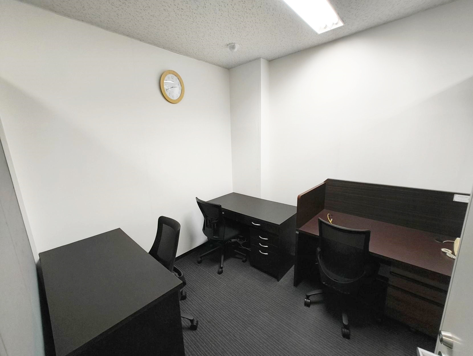 専有部_個室。家具、インターネット環境完備です。