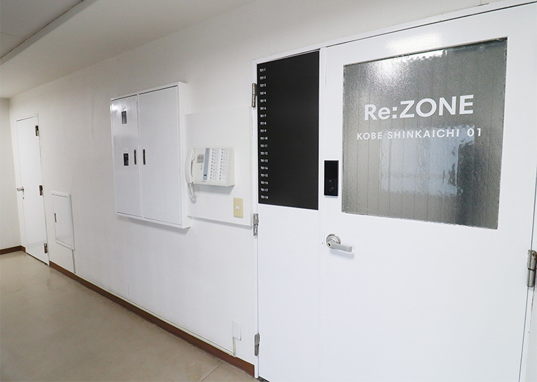 外観_入口。新開地駅から徒歩2分に位置しています。