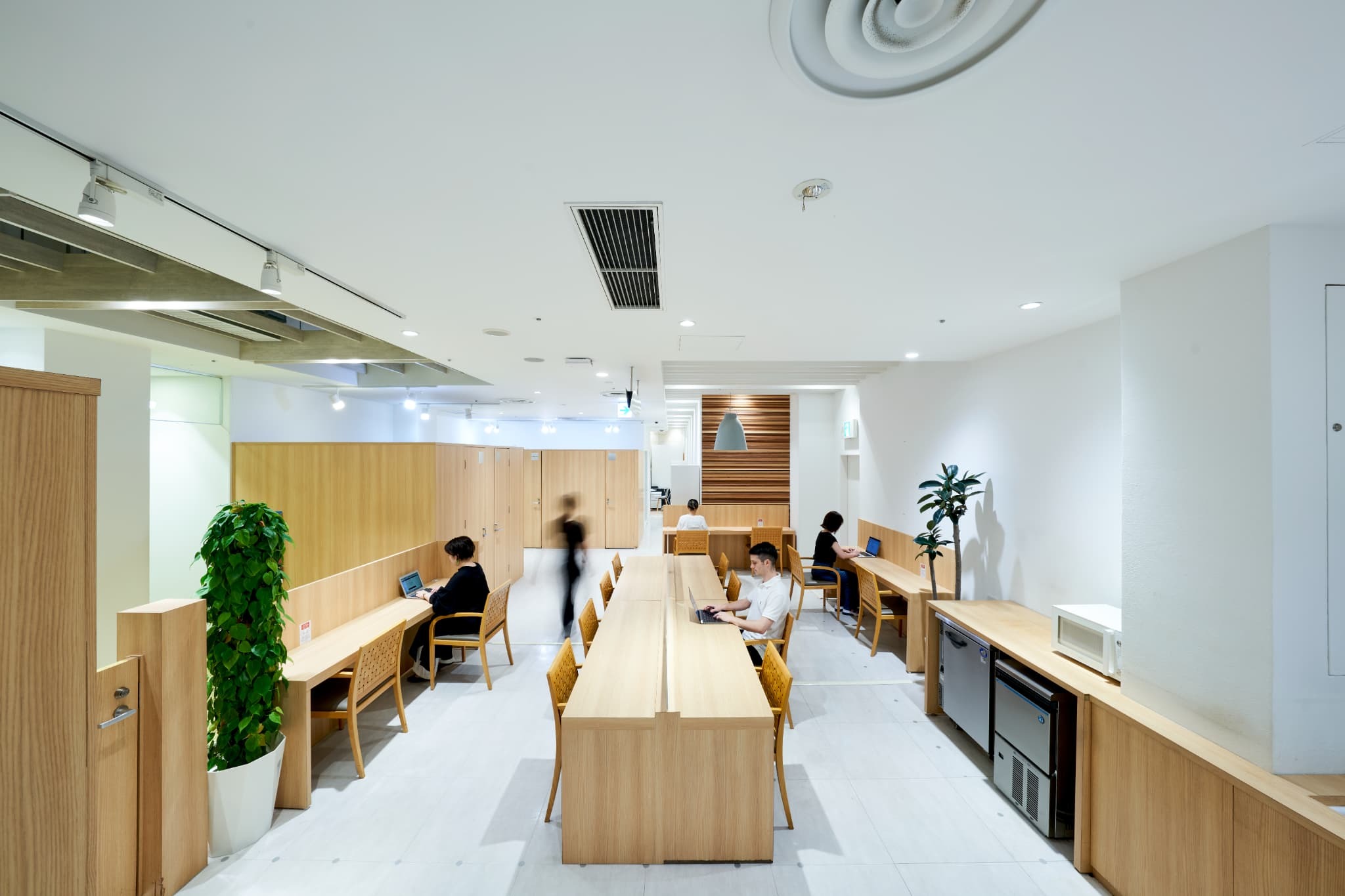 コワーキングスペース｜アート作品やアンティーク家具などが並ぶ、クリエイティブな空間。広めのテーブルからソファ席まで、人数や用途に合わせて活用できます。24h利用可能。 