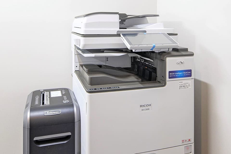 その他_複合機、シュレッダー。コピーは有料(白黒11円/カラー44円)、シュレッダーは無料で利用できます。
