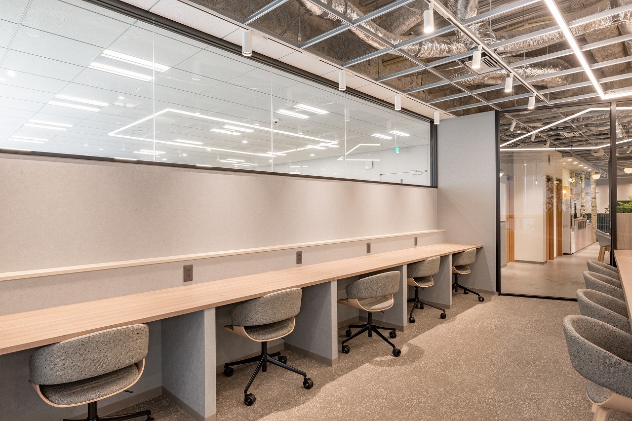 コワーキングスペース②静かに集中して過ごしたい方におすすめです。©bizcomfort